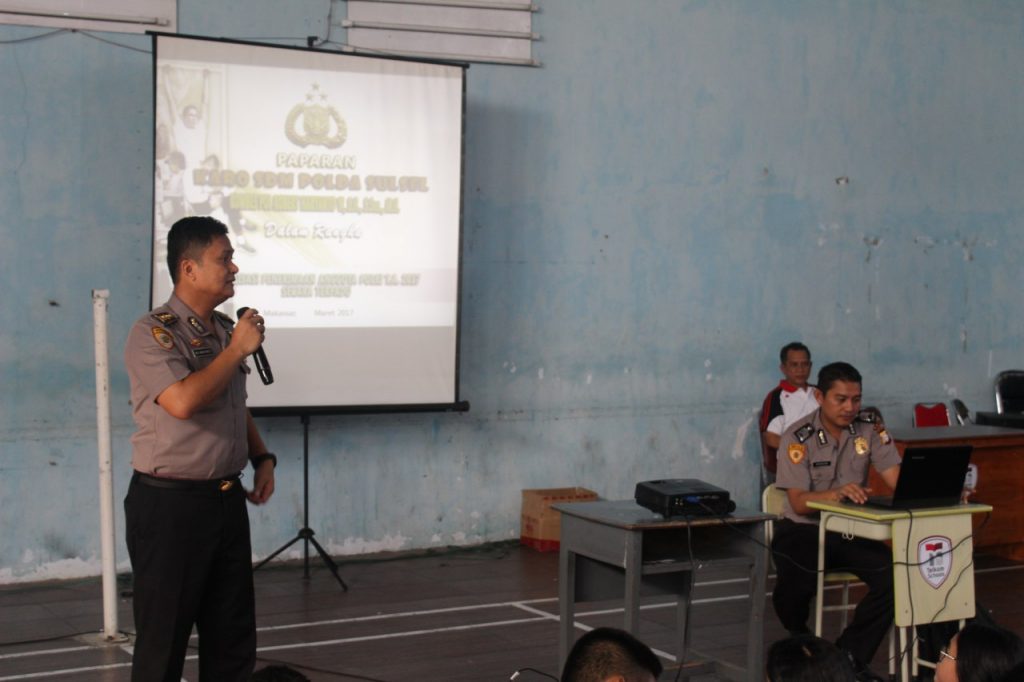 Kabag Dalpers Didampingi Operator dalam sosialisasi Penerimaan Anggota Polri di SMK Telkom
