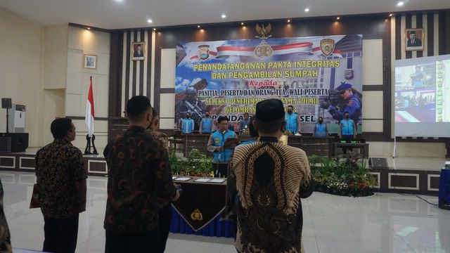 PENANDATANGANAN PAKTA INTEGRITAS DAN PENAGMBILAN SUMPAH PENERIMAAN TAMTAMA POLRI GELOMBANG I TAHUN ANGGARAN 2023 PANDA POLDA SULSEL